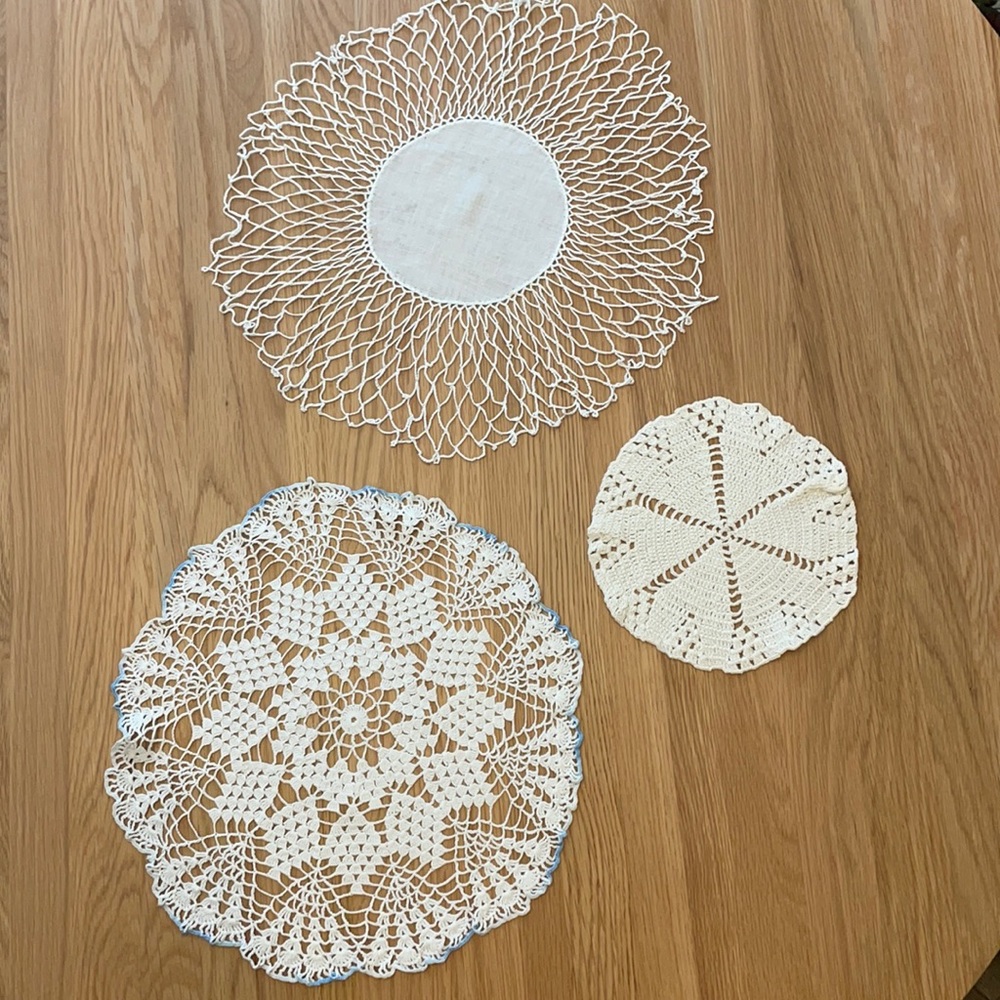 3 Antique doilies / doily / doyley